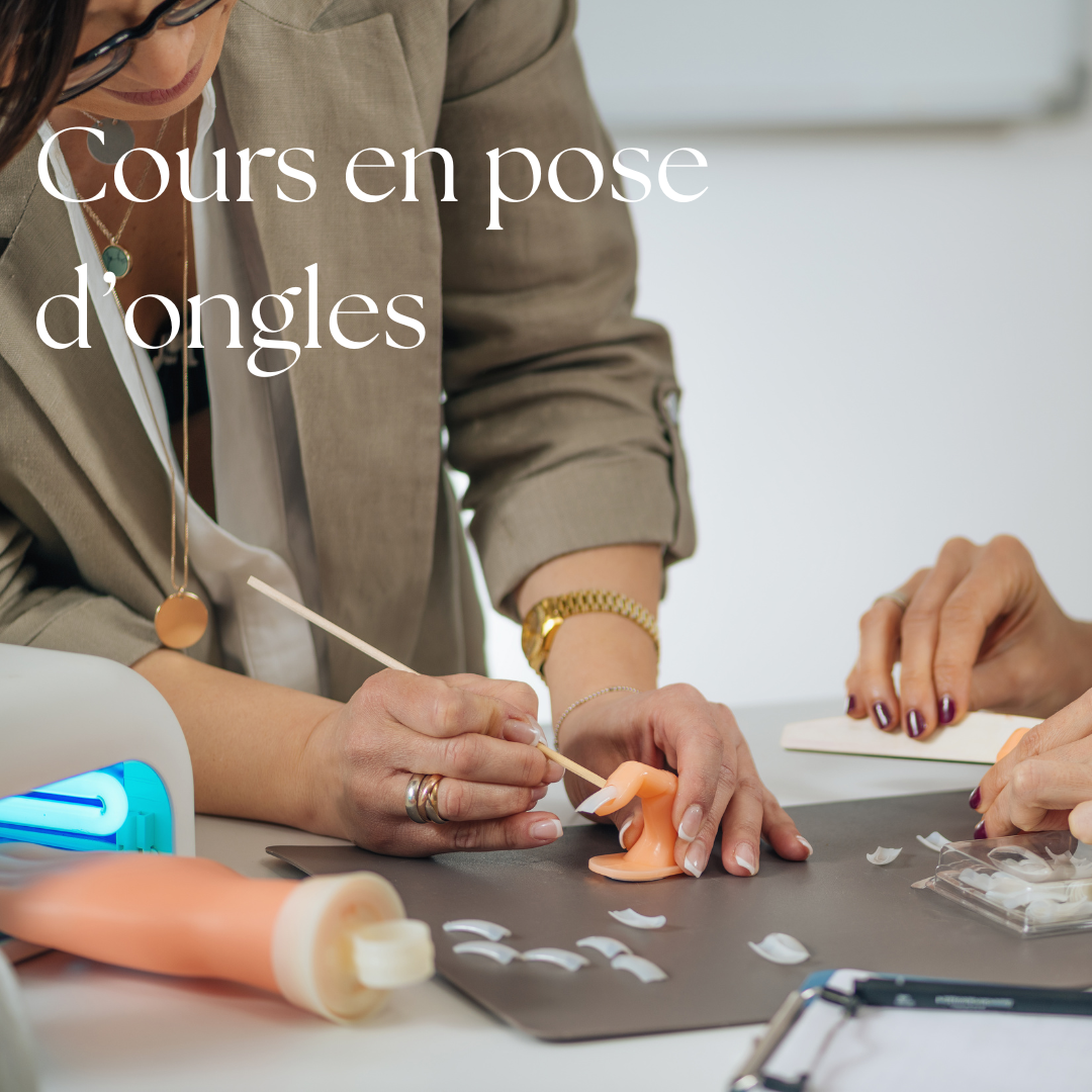 Apprenez la pose d’ongles Gel UV et Acrylique avec notre formation professionnelle de 2 jours. Techniques, ponceuse et soins complets pour un résultat impeccable.