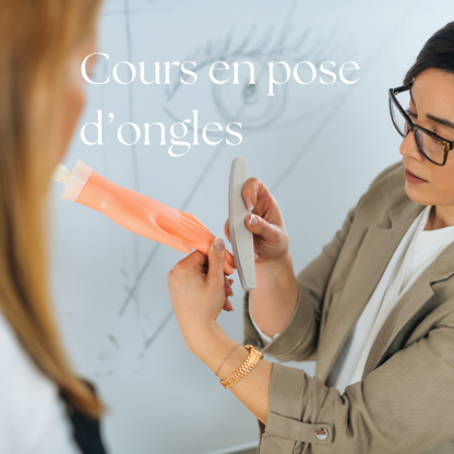 Trousse complète incluse dans notre formation en pose d’ongles : outils professionnels, prothèses, limes et accessoires pour débuter ou perfectionner votre technique.